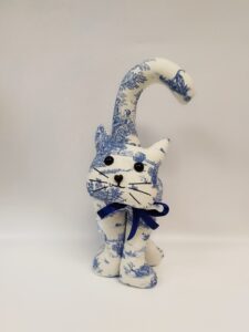 petit chat de décoration en toile de Jouy bleu fond blanc