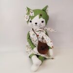 Poupée vert tilleul robe champs fleuris