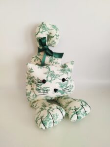 chat couché vert oiseaux