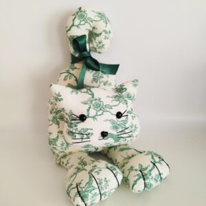 chat couché vert oiseaux