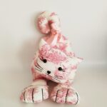 Chat couché toile de Jouy Rose