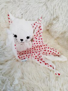 doudou blanc ventre patits coeurs rouges