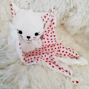 doudou blanc ventre patits coeurs rouges