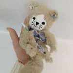 Beige et fleuri bleu