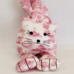 Chat couché toile de Jouy Rose